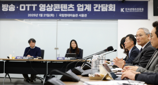 유인촌 문체부 장관이 21일 유현석 한국콘텐츠진흥원 원장 직무대행과 함께 국립현대미술관 서울관에서  방송영상콘텐츠 업계 간담회를 진행하고 있다. 문체부 제공